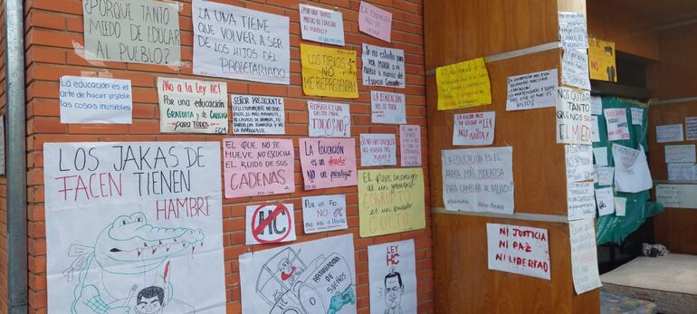 Así se encuentra el Rectorado de la UNA este miércoles 10 de abril, en medio de la toma de estudiantes que exigen garantías al Arancel Cero en las universidades públicas.