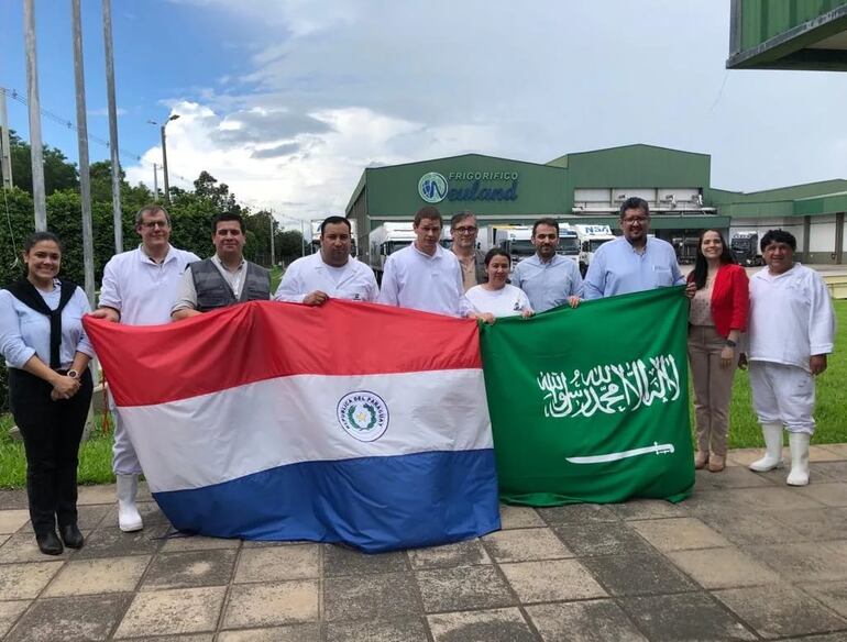 Tecnicos de Arabia Saudita, en una de las plantas frigoríficas del Paraguay, en el marco de la inspección sanitaria.