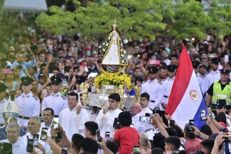 Cada año miles de feligreses van junto a la Virgen de Caacupé.