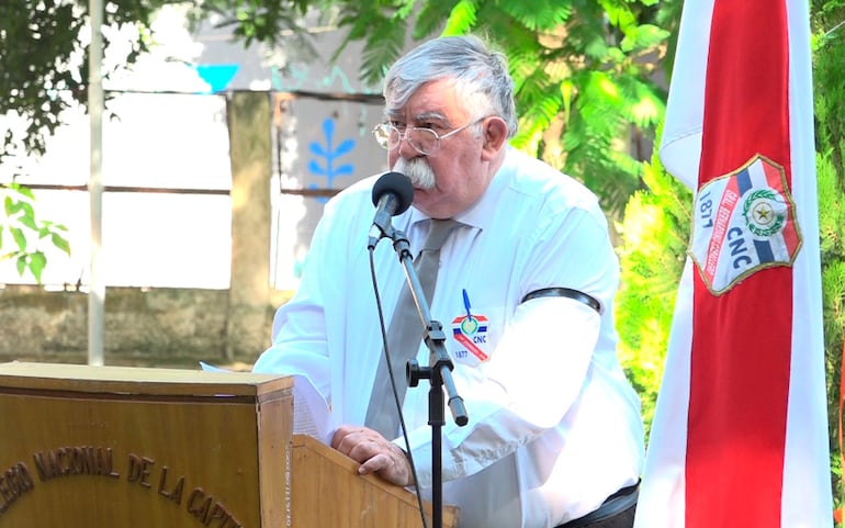 El decano de la Facultad de Filosofía de la UNA, Ricardo Pavetti, durante su discurso como exalumno del CNC.