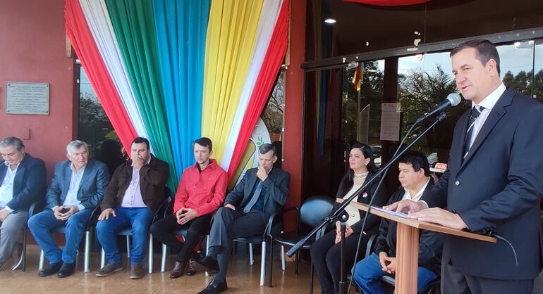 El intendente de Cap. Meza, Daniel Gansel (ANR), se dirigió a los presentes en el acto de festejos.