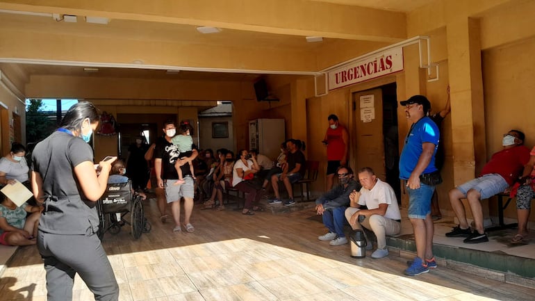 La Sala de Urgencias del Hospital Distrital de la ciudad de Ñemby saturada de pacientes con patologías relacionadas con la ola de calor.