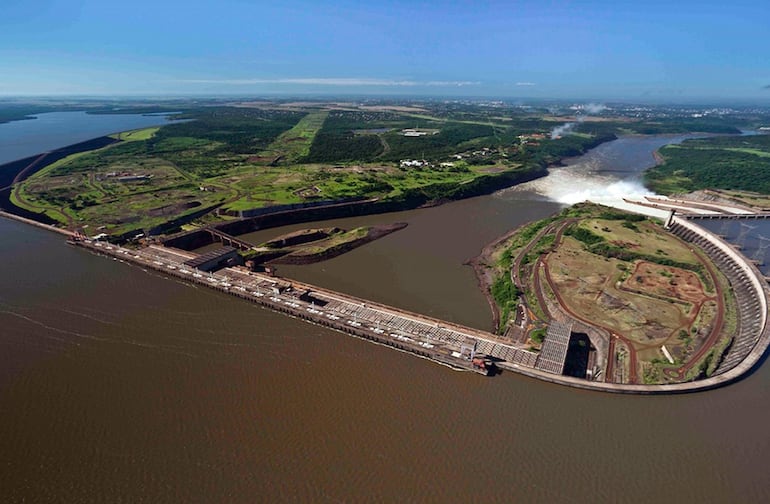 Embalse y la represa hidroeléctrica paraguayo/brasileña Itaipú.