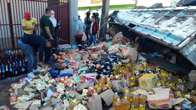 Un camión cargado de mercaderías de contrabando volcó en medio de una persecución policial.