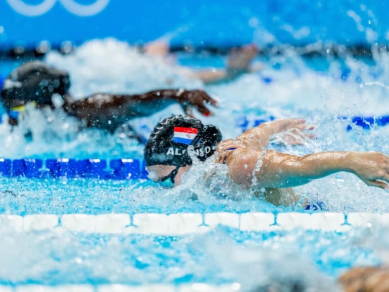 La paraguaya Luana Alonso durante la competencia de los 100 metros mariposa en los Juegos Olímpicos París 2024.