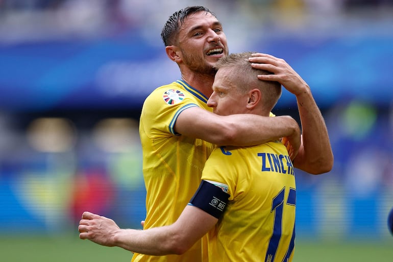 Roman Yaremchuk (i), futbolista de Ucrania, celebra un gol Oleksandr Zinchenko en el partido frente a Eslovaquia por la segunda fecha del Grupo E de la Eurocopa 2024 en el Duesseldorf Arena, en Duesseldorf, Alemania. 