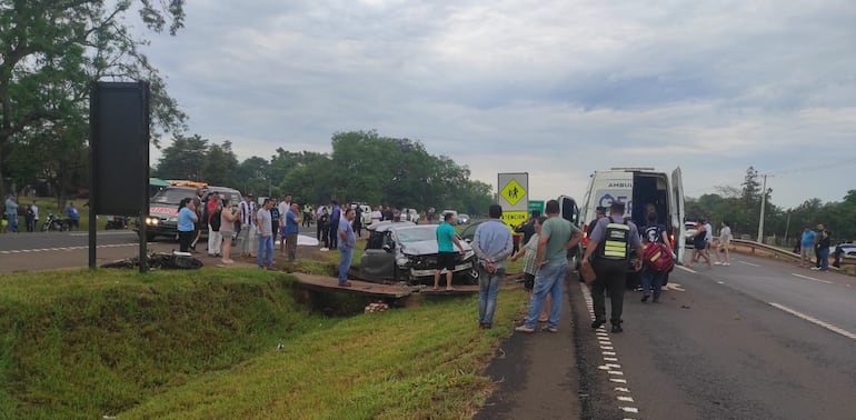 Una madre y su hijo fallecieron tras ser embestidos por un automóvil en el kilómetro 193 de la Ruta Py 02, frente a la escuela Carlos Antonio López, en la compañía Capitán Cue de Caaguazú.