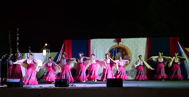 Grupos artísticos en la tradicional fiesta de Aero San Juan.