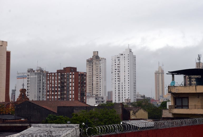 El sistema de tormentas proveniente del sur cubrió el cielo de Asunción en la tarde de ayer.