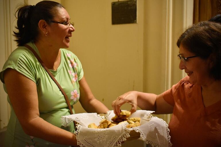 Las damas de la parroquia compartieron chipa.