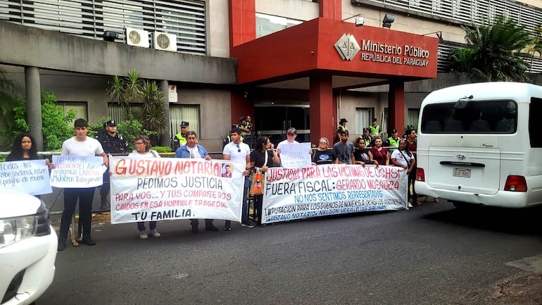 Los familiares de las víctimas se manifestaron a las 8:00 horas frente a la Fiscalía General del Estado (Chile esquina Ygatimí)