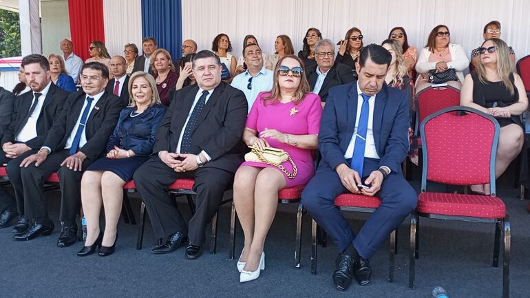 Las autoridades participaron del desfile cívico militar. En la imagen el intendente, Alcides Riveros, junto a su esposa.