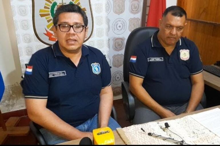 El jefe de Investigaciones, comisario  Abel Cantero y el jefe de despacho del Departamento de Homicidios, comisario Miguel Ferreira, brindaron detalles sobre los avances de la investigación en el caso del atentado en contra del Intendente de Mayor Martínez, Ariel Arce Rotela.