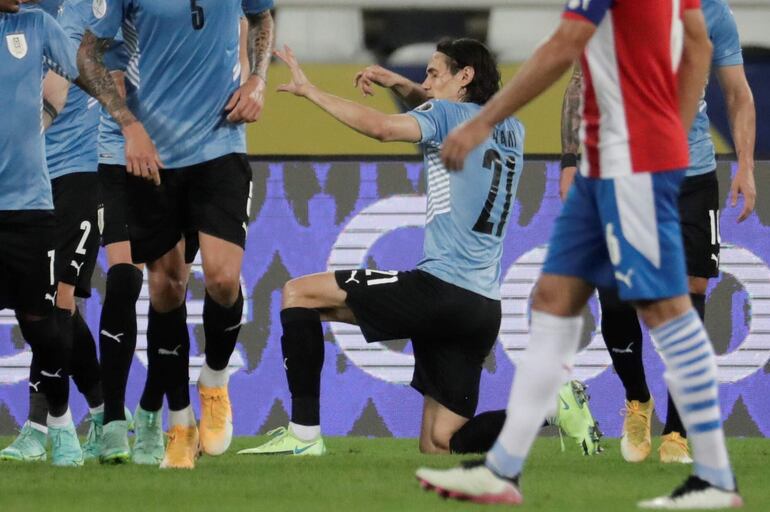 Cavani marcó de penal el gol que definió el partido.