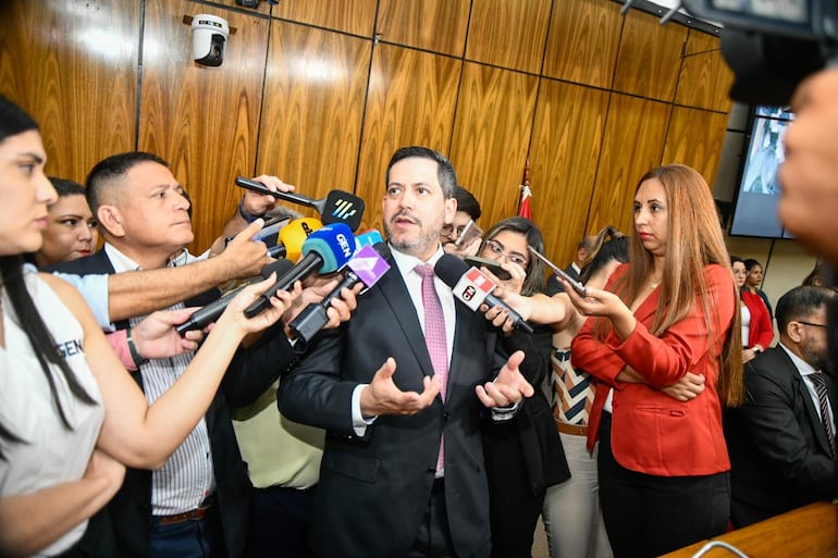 Raúl Latorre (ANR-HC) durante la sesión extraordinaria de hoy.