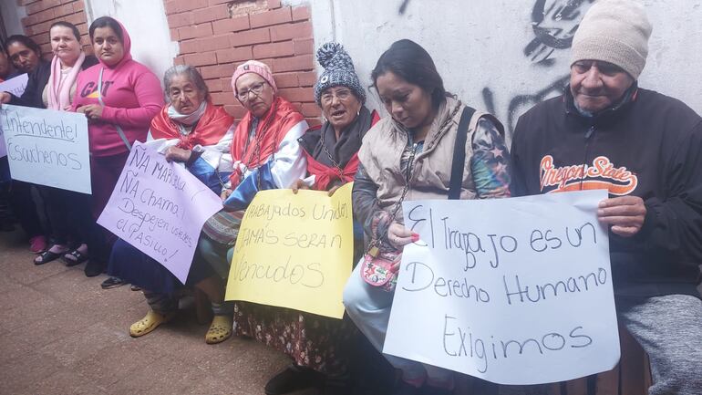 Los mercaderos esta mañana estuvieron con varios carterles en mano. En algunos piden que una tal Chama no perjudique a las personas trabajadoras.