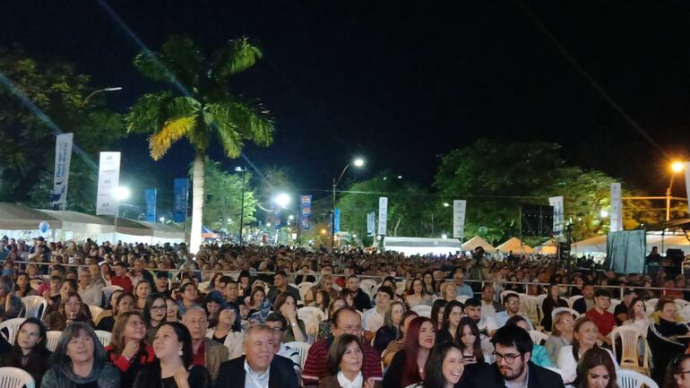 Más de 6.000 personas se hicieron presentes en el Festival del Lago.