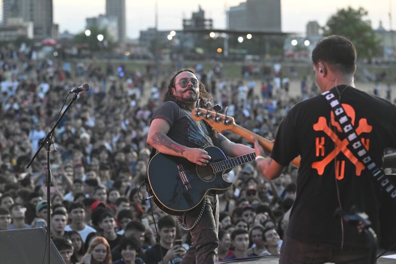 El grupo Salamandra, encabezado por Javier Zacher, frente a las miles de personas que se acercaron a disfrutar del show en la Costanera.