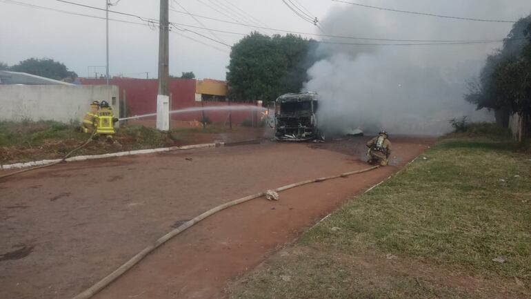 Momento en que los bomberos voluntarios logran controlar el fuego que arrasó dos camiones cisternas cargados de combustible, en la zona de Villa Elisa.