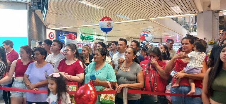 muchas personas con globos en el aeropuerto silvio pettirossi