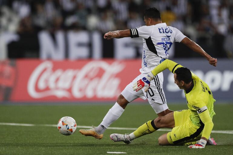 AMDEP8864. RÍO DE JANEIRO (BRASIL), 03/04/2024.- Carlos Bacca de Junior marca un gol este miércoles, en un partido de la fase de grupos de la Copa Libertadores entre Botafogo y Junior en el estadio Olímpico Nilton Santos de Río en Janeiro (Brasil). EFE/ Andre Coelho
