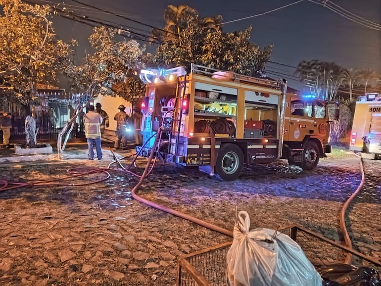 Bomberos Voluntarios acudieron a una vivienda en el barrio Pilar de Lambaré para combatir el incendio de una vivienda.