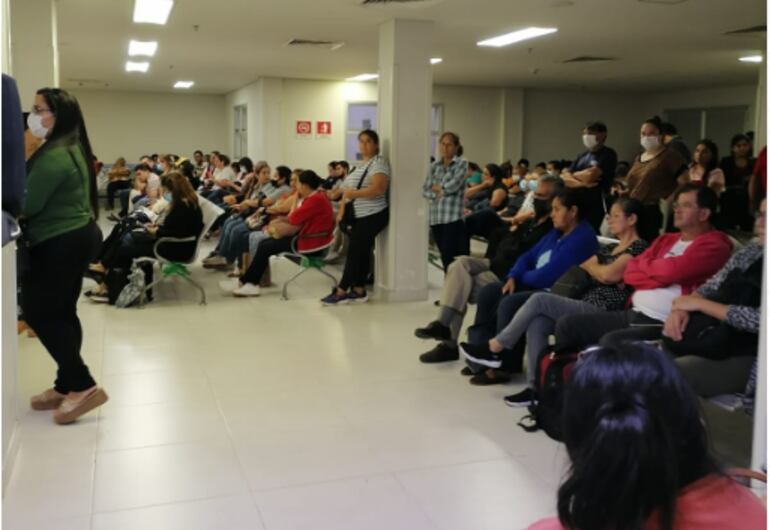 Gran cantidad de pacientes esperan ser atendidos en el Centro de Atención Ambulatoria de IPS.