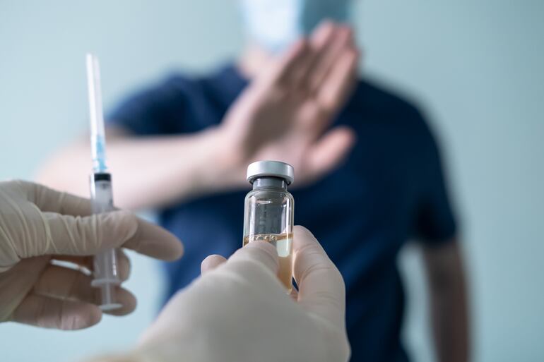 Un hombre se niega a ser vacunado