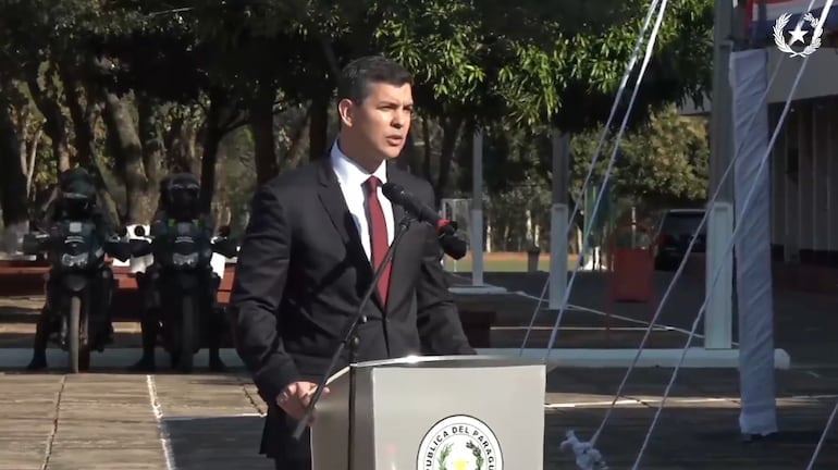 El presidente Santiago Peña, en el acto por el "Día del Policía", en Luque.