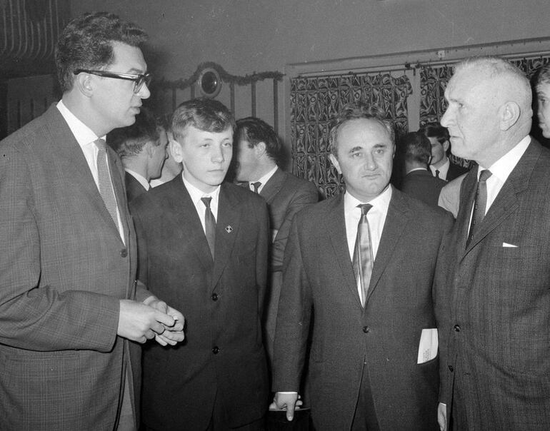 Torneo Hoogovens, Beverwijk 1965, Vladimir Bagirov, Yuri Balashov de 15 años y Efim Geller (Foto, gahetna.nl).