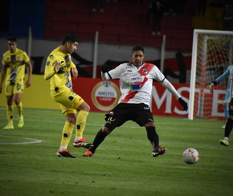 Jorge Jara (i), jugador de Sportivo Trinidense, pelea por el balón en un partido frente a Nacional Potosí por la Copa Sudamericana 2024 en el estadio Víctor Agustín Ugarte, en Potosí, Bolivia.