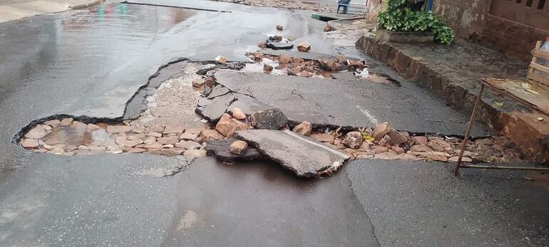 Este es el estado actual de las calles dónde se abrió la capa asfáltica para las obras de alcantarillado sanitario. Cada vez que hay un temporal la zona se vuelve mucho más intransitable.