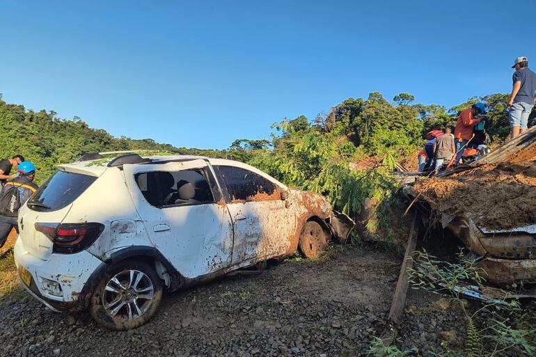 CAR400. CARMEN DE ATRATO (COLOMBIA), 13/01/2024.- Fotografía cedida por el Ejército de Colombia que muestra un vehículo afectado en el lugar donde ocurrió un derrumbe, hoy en inmediaciones del municipio Carmen de Atrato, departamento del Chocó (Colombia)). EFE/ Ejército de Colombia /SOLO USO EDITORIAL SOLO DISPONIBLE PARA ILUSTRAR LA NOTICIA QUE ACOMPAÑA (CRÉDITO OBLIGATORIO)
