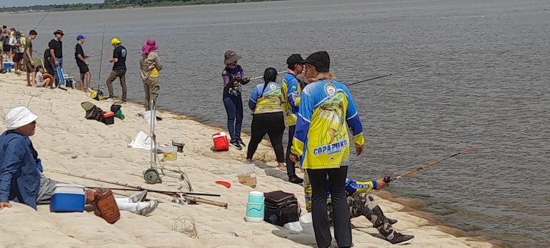 Pescadores deportivos y comerciales en Pilar.
