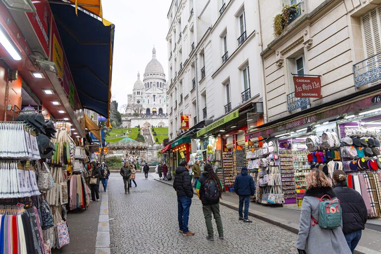 MontmartrePersonas pasean cerca de la Basílica del Sagrado Corazón en el barrio de Butte Montmartre en París.
