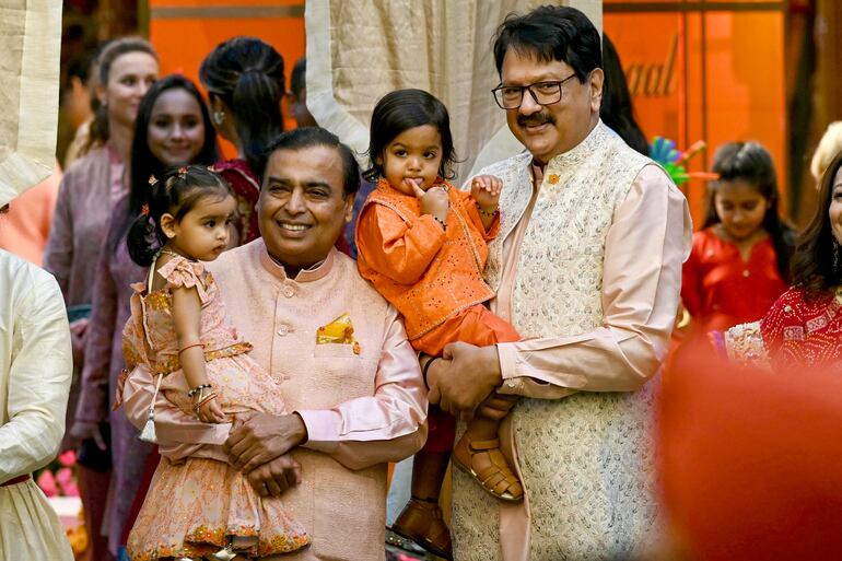 El hombre más rico de Asia, el magnate multimillonario indio Mukesh Ambani, inauguró el 2 de julio el inicio del fastuoso final de las celebraciones de la boda de su hijo con nupcias masivas para 52 parejas "desfavorecidas".