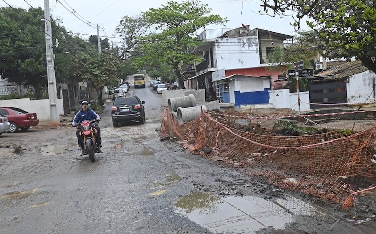 La circulación se torna peligrosa en la zona de Isabel la Católica. Los ómnibus están desviando.