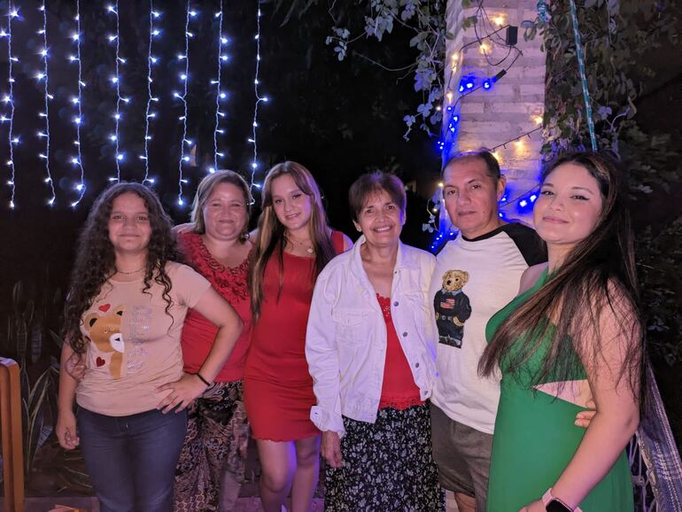 Juana Del Puerto de Narazaki vino a celebrar la Navidad con su familia en Paraguay.