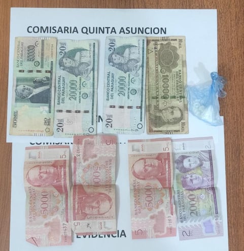 Dinero y supuesta cocaína que fueron encontrados en poder del joven aprehendido