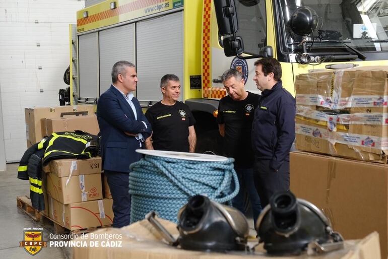 En la entrega han estado presentes el presidente del Consorcio, José Ortiz, el de la ONG malagueña, José Espinosa, y personal técnico y operativo del Consorcio gaditano.