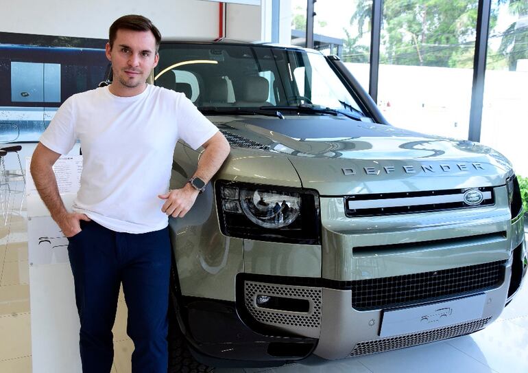 Oscar Aranda Ceuppens, Head Of Business de la firma, presenta la nueva camioneta Land Rover Defender.