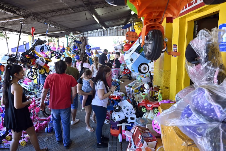 Los comerciantes esperan mayor movimiento de gente al cierre del fin de semana, especialmente este domingo, incluso en horas de la noche.