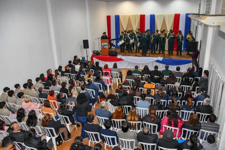 Las fuerzas vivas brindaron un homenaje a la Patria y a las madres en el Salón Auditorio Municipal de Capiatá.