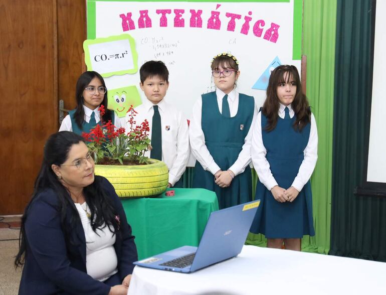 Estudiantes participan de una muestra de su trabajo ambiental durante la presentación del proyecto de la Sociedad Salesiana del Paraguay.