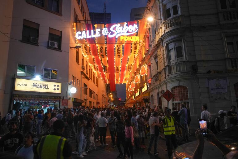 Personas bailando en la 'Calle del Sabor' en Cali (Colombia). 