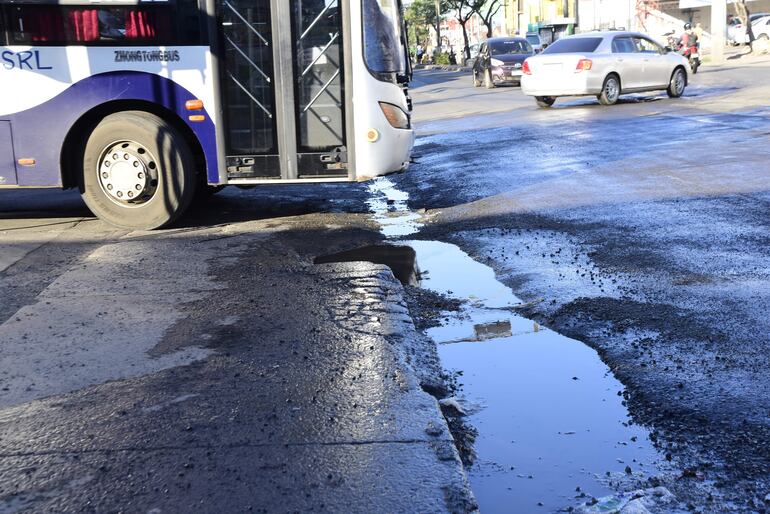 La avenida Artigas está en pésimo estado en toda su extensión. El MOPC debió refaccionarla como compensación a la ciudad de Asunción.