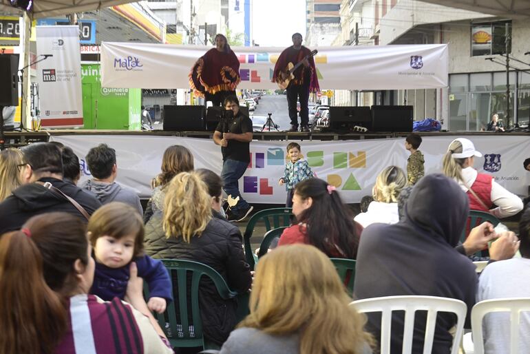 Grandes y chicos disfrutaron del show del Teatro con Botas.