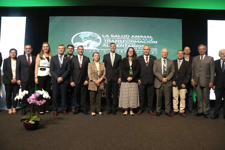 Autoridades nacional de organismos internacionales y de los países del continente americano, con el presidente de la República, Santiago Peña, en la habilitación del seminario sobre salud animal, que sigue este jueves en el Sheraton Hotel Asunción.