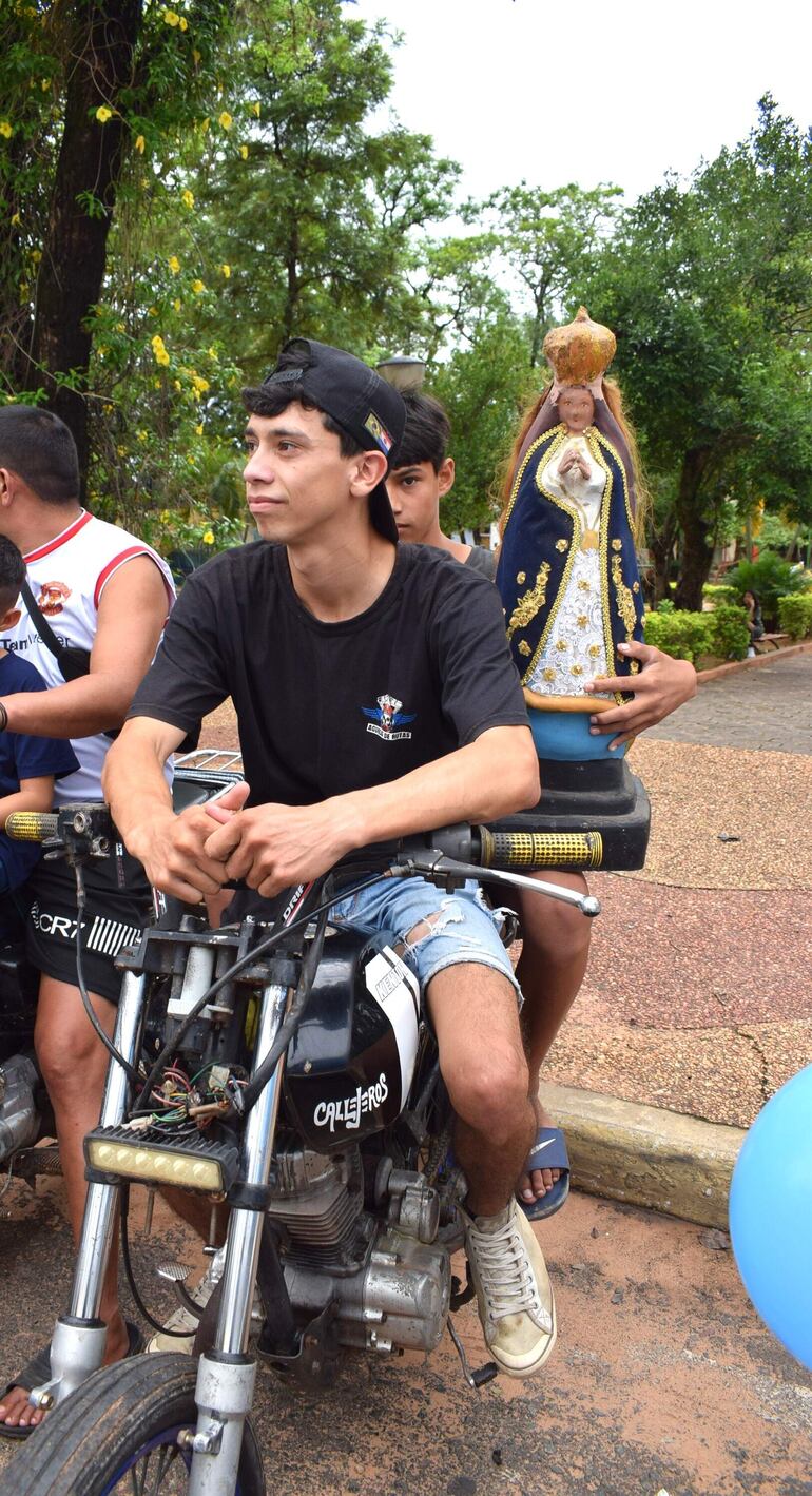 Muchos jóvenes participaron de la caravana en honor de la Inmaculada Concepción de María. 