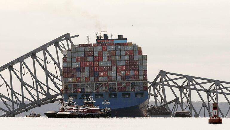 El carguero Dali se encuentra en el agua después de chocar y colapsar con el puente Francis Scott Key el 26 de marzo de 2024 en Baltimore, Maryland. Según los informes, los rescatistas todavía están buscando a varias personas, mientras que dos supervivientes han sido sacados del río Patapsco.